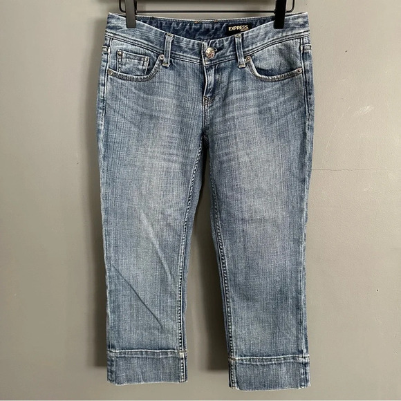 Express Medium Wash Capris. Size 2‎ - Picture 1 of 8